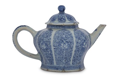 Lot 618 - A CHINESE  BLUE AND WHITE TEAPOT AND COVER.