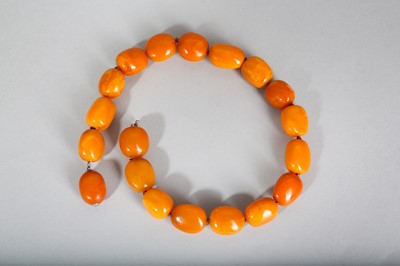 Lot 97 - A LARGE AMBER BEAD NECKLACE.