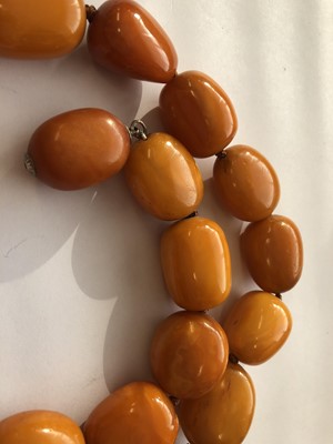Lot 97 - A LARGE AMBER BEAD NECKLACE.