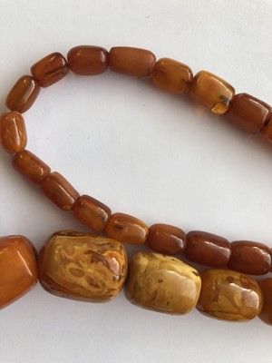 Lot 101 - AN AMBER BEAD NECKLACE.