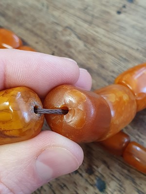 Lot 101 - AN AMBER BEAD NECKLACE.