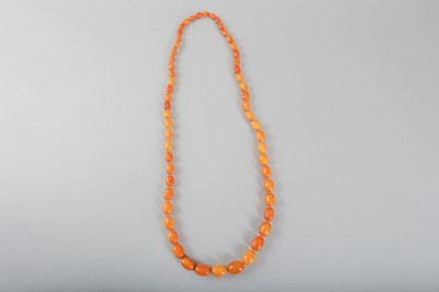 Lot 103 - AN AMBER BEAD NECKLACE.