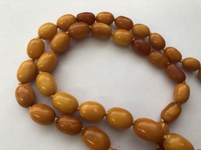Lot 103 - AN AMBER BEAD NECKLACE.
