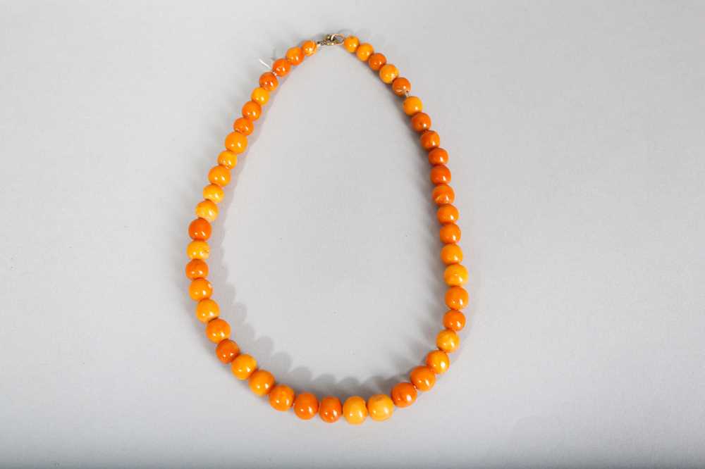 Lot 98 - AN AMBER BEAD NECKLACE.