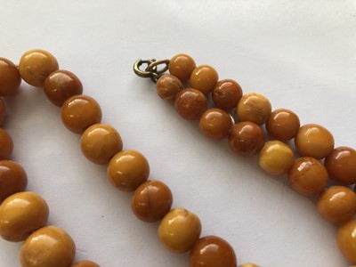 Lot 98 - AN AMBER BEAD NECKLACE.