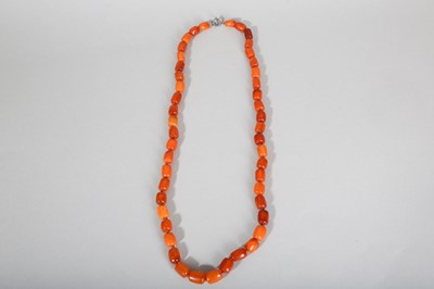 Lot 102 - AN AMBER BEAD NECKLACE.
