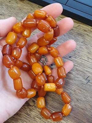 Lot 102 - AN AMBER BEAD NECKLACE.