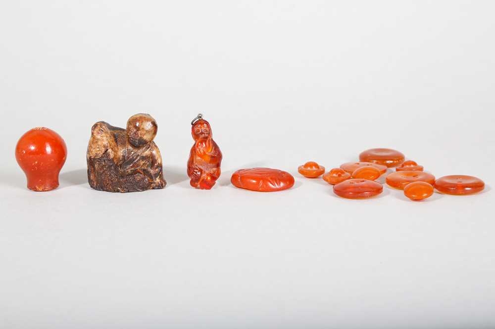 Lot 100 - A GROUP OF SMALL CHINESE AMBER CARVINGS AND BUTTONS.