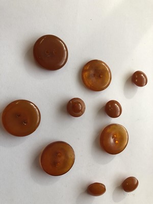 Lot 100 - A GROUP OF SMALL CHINESE AMBER CARVINGS AND BUTTONS.