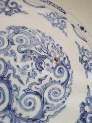 Lot 254 - AN EXTREMELY RARE CHINESE BLUE AND WHITE 'DRAGON' DISH.