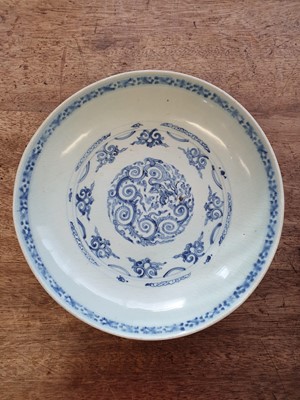Lot 254 - AN EXTREMELY RARE CHINESE BLUE AND WHITE 'DRAGON' DISH.