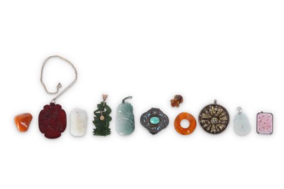 Lot 738 - A SMALL COLLECTION OF CHINESE PENDANTS AND CARVINGS.