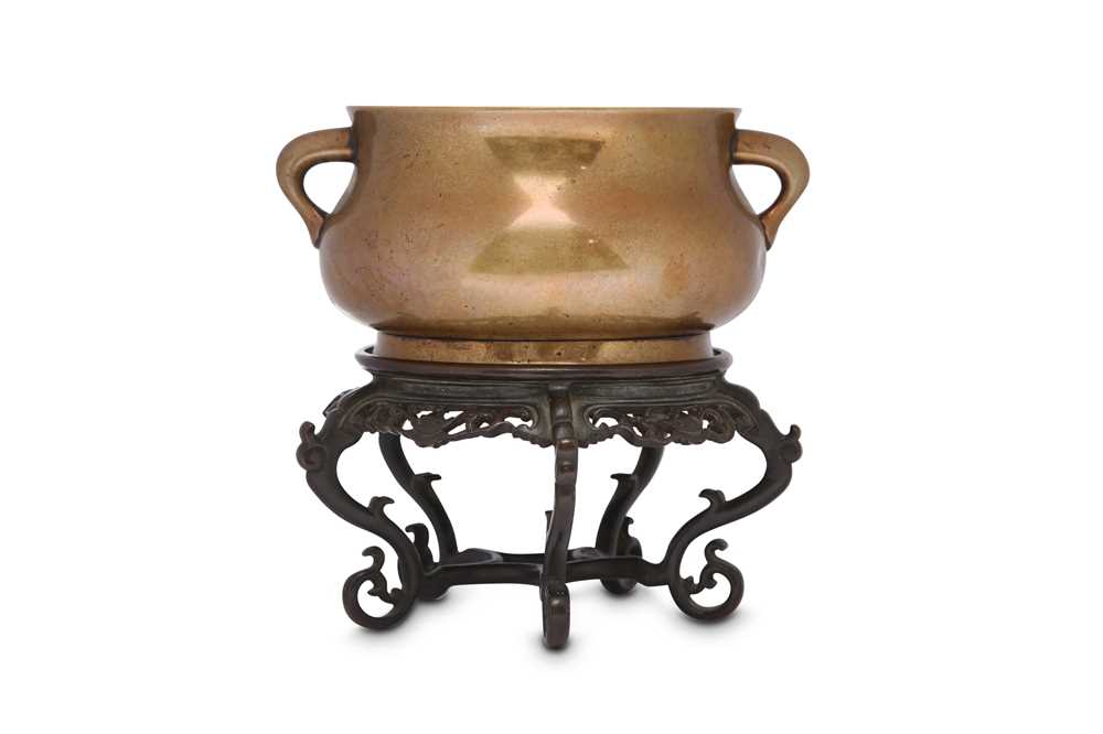 Lot 338 - A CHINESE BRONZE INCENSE BURNER WITH A BRONZE STAND.