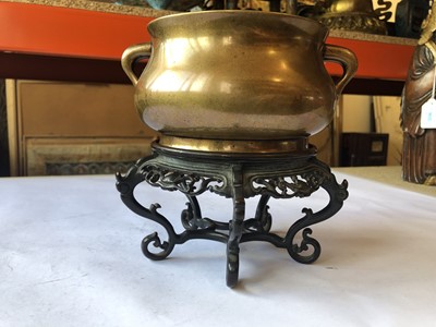 Lot 338 - A CHINESE BRONZE INCENSE BURNER WITH A BRONZE STAND.
