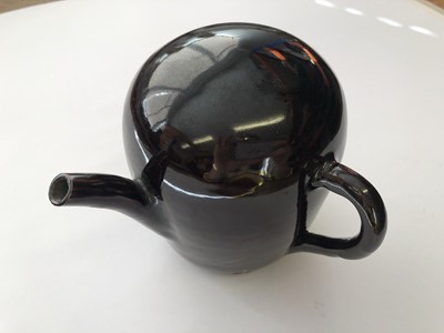 Lot 523 - A CHINESE BROWN-GLAZED CADOGAN TEAPOT.