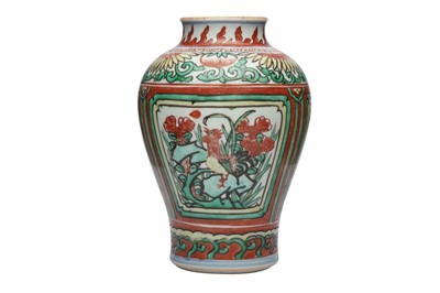 Lot 609 - A CHINESE WUCAI 'BIRDS' VASE.