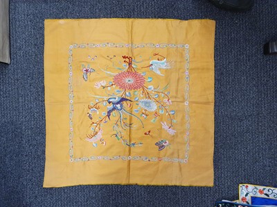 Lot 385 - A CHINESE YELLOW-GROUND EMBROIDERED SILK CUSHION COVER.