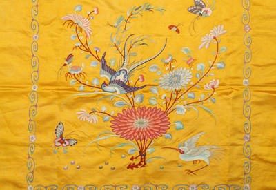 Lot 458 - A CHINESE YELLOW-GROUND EMBROIDERED SILK CUSHION COVER.