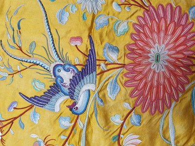 Lot 385 - A CHINESE YELLOW-GROUND EMBROIDERED SILK CUSHION COVER.