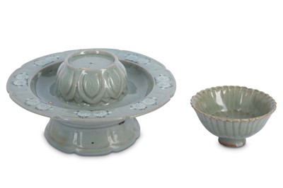 Lot 336 - A KOREAN SANGGAM SLIP-INLAID CELADON STAND AND A CHINESE CUP.