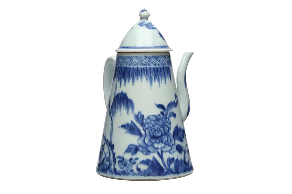 Lot 445 - A CHINESE BLUE AND WHITE COFFEE POT AND COVER.