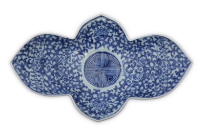 Lot 626 - A CHINESE BLUE AND WHITE INGOT-SHAPED SAUCER.