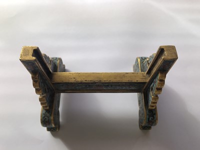Lot 555 - A CHINESE WHITE JADE AND CLOISONNE 'KUI DRAGONS' MINIATURE TABLE SCREEN.