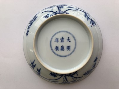 Lot 422 - A CHINESE BLUE AND WHITE 'SCHOLARS' DISH.
