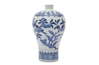 Lot 683 - A CHINESE BLUE AND WHITE 'FRUIT' VASE, MEIPING.