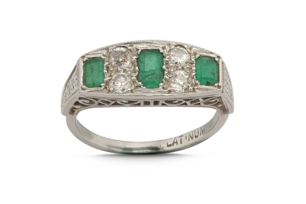 Lot 1232 - An emerald and diamond ring