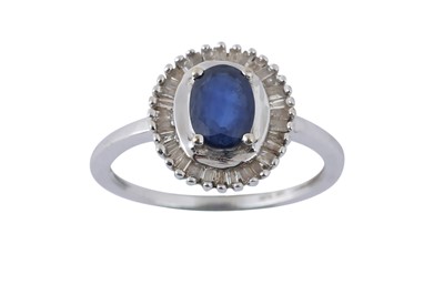 Lot 40 - A SAPPHIRE CLUSTER RING