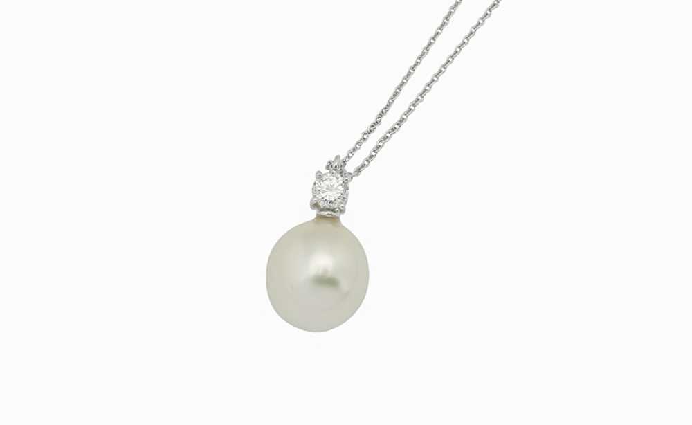 Lot 1295 - A cultured pearl and diamond pendant necklace