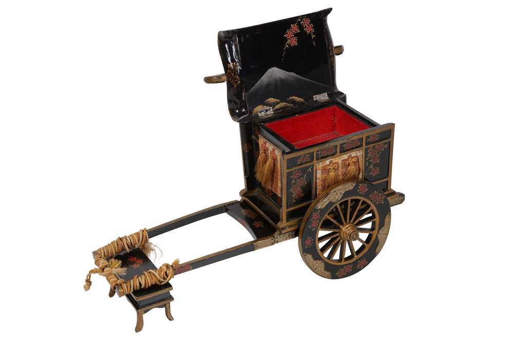 Lot 78 - A JAPANESE LACQUER NOVELTY MUSICAL JEWELLERY BOX IN THE FORM OF A CARRIAGE