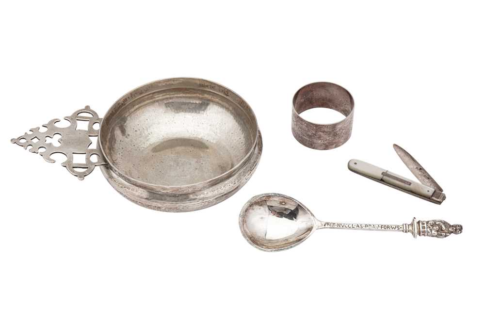 Lot 34 - A mixed group of sterling silver including an Edwardian porringer, London 1909 by Goldsmiths and Silversmiths