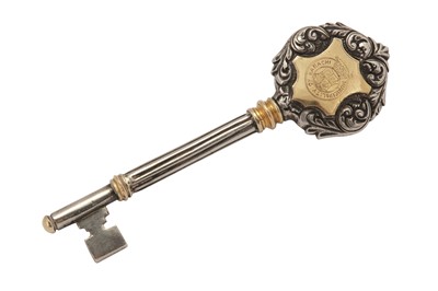 Lot 348 - AN EARLY 20TH CENTURY INDIAN COLONIAL UNMARKED SILVER AND GOLD PRESENTATION KEY, C. 1912