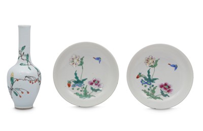 Lot 716 - A PAIR OF CHINESE FAMILLE ROSE DISHES AND A VASE.