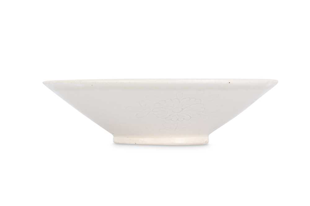 Lot 495 - A CHINESE CREAM-GLAZED BISCUIT 'BIRD' BOWL.