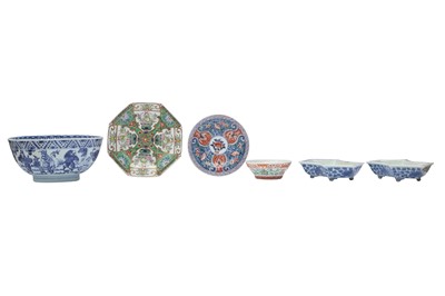 Lot 725 - A SMALL COLLECTION OF CHINESE CERAMICS.