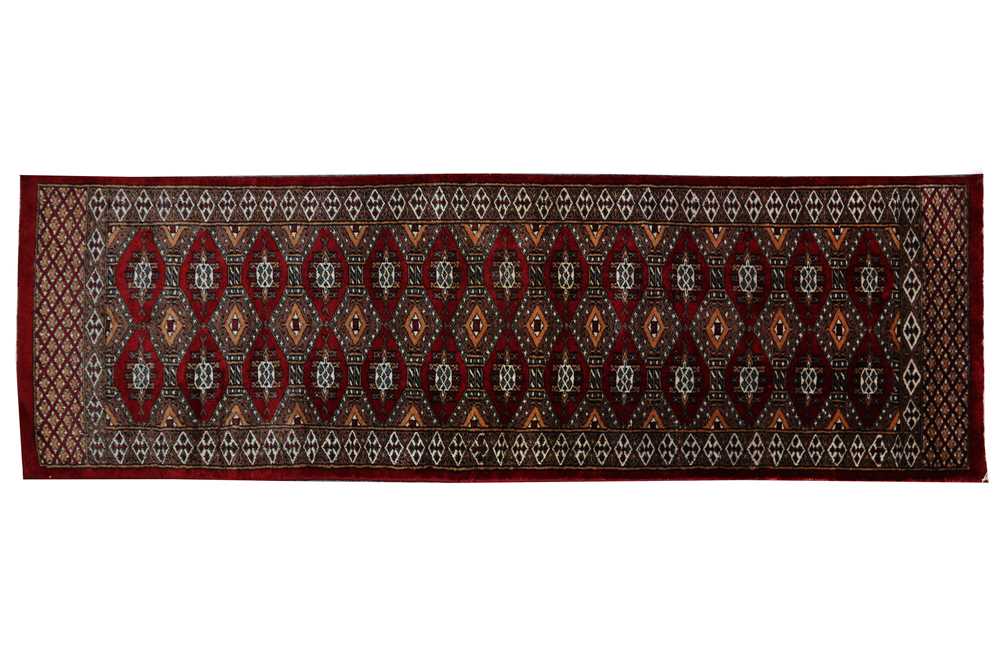 Lot 285 - A fine Pakistani rug