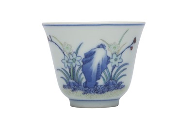 Lot 621 - A CHINESE DOUCAI CUP.