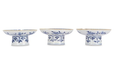 Lot 659 - A SET OF THREE CHINESE BLUE AND WHITE STEM BOWLS.