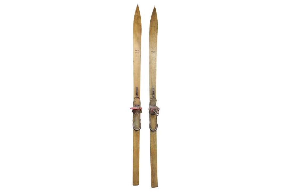 Lot 543 - A pair of Norwegian hickory skis