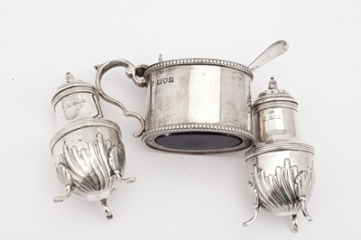 Lot 19 - A mixed group of sterling silver twin handled sugar bowls