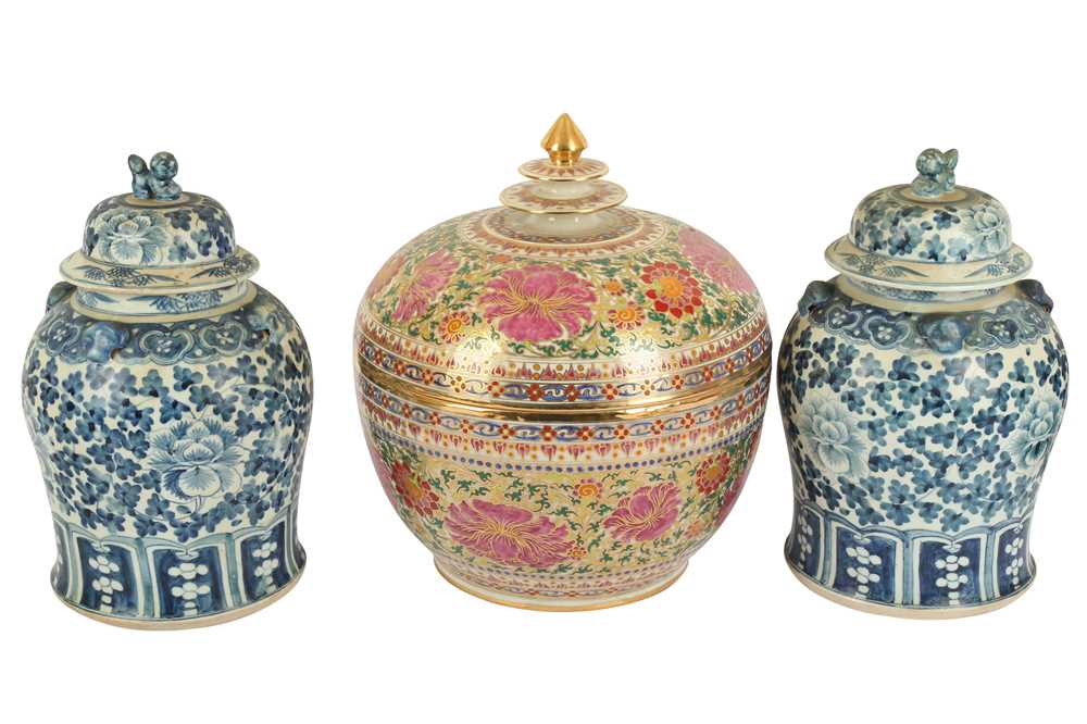 Lot 348 - A pair of Chinese ginger jars