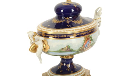 Lot 57 - An large Italian Mangami porcelain urn and cover, in the Sevres style, late 20th century