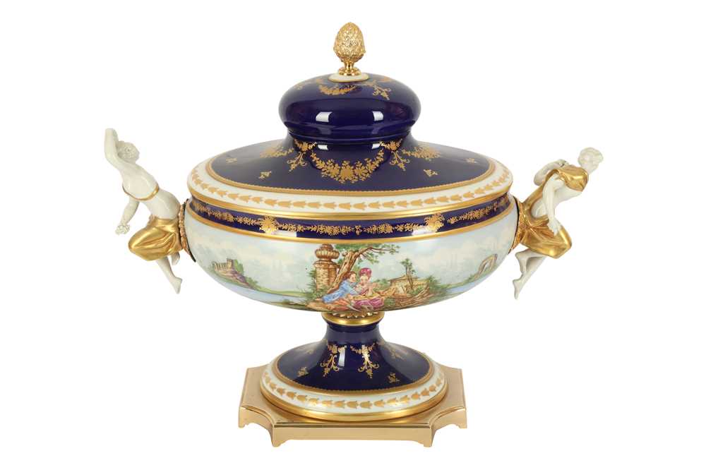 Lot 257 - A LARGE ITALIAN MANGAMI PORCELAIN URN AND COVER, IN THE SEVRES STYLE, LATE 20TH CENTURY