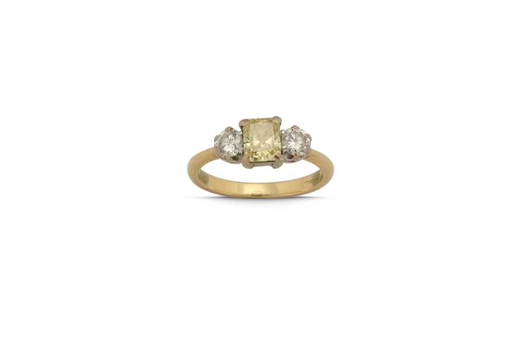 Lot 1280 - A diamond and Fancy Coloured diamond ring
