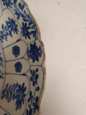 Lot 428 - A CHINESE BLUE AND WHITE FLORAL DISH.