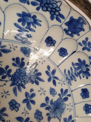Lot 74 - A CHINESE BLUE AND WHITE FLORAL DISH.