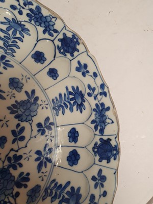 Lot 74 - A CHINESE BLUE AND WHITE FLORAL DISH.